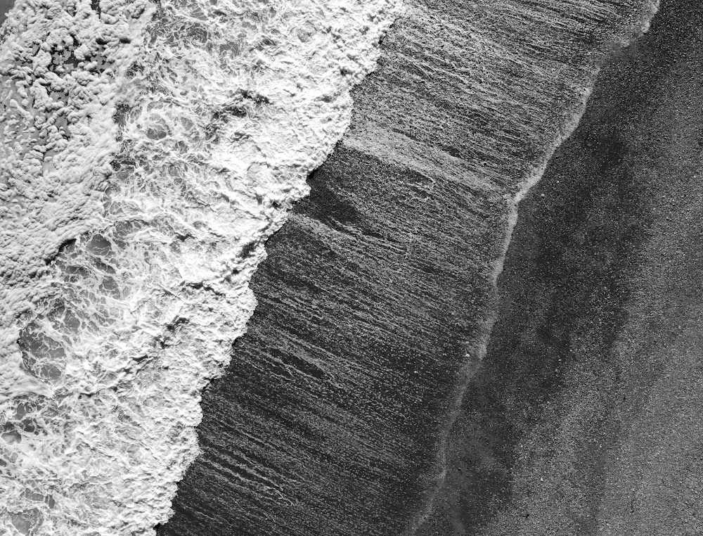 Graustufenfoto von Meereswellen