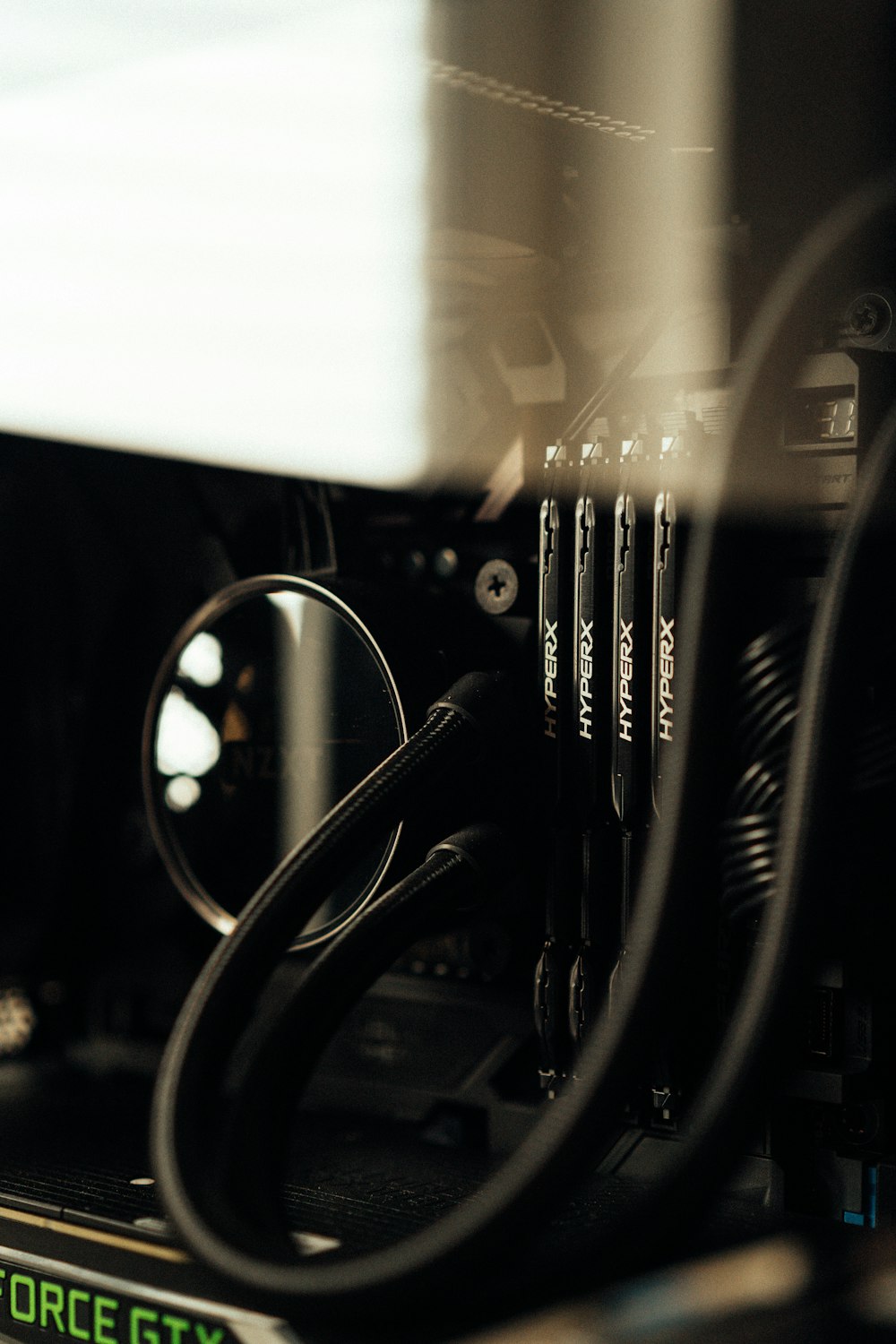 Volante de coche en blanco y negro