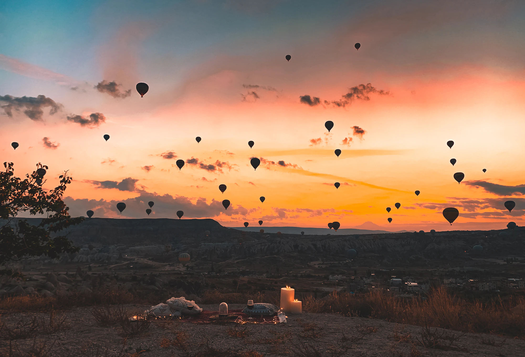 Globos aerostáticos en el cielo naranja del amanecer sobre Capadocia