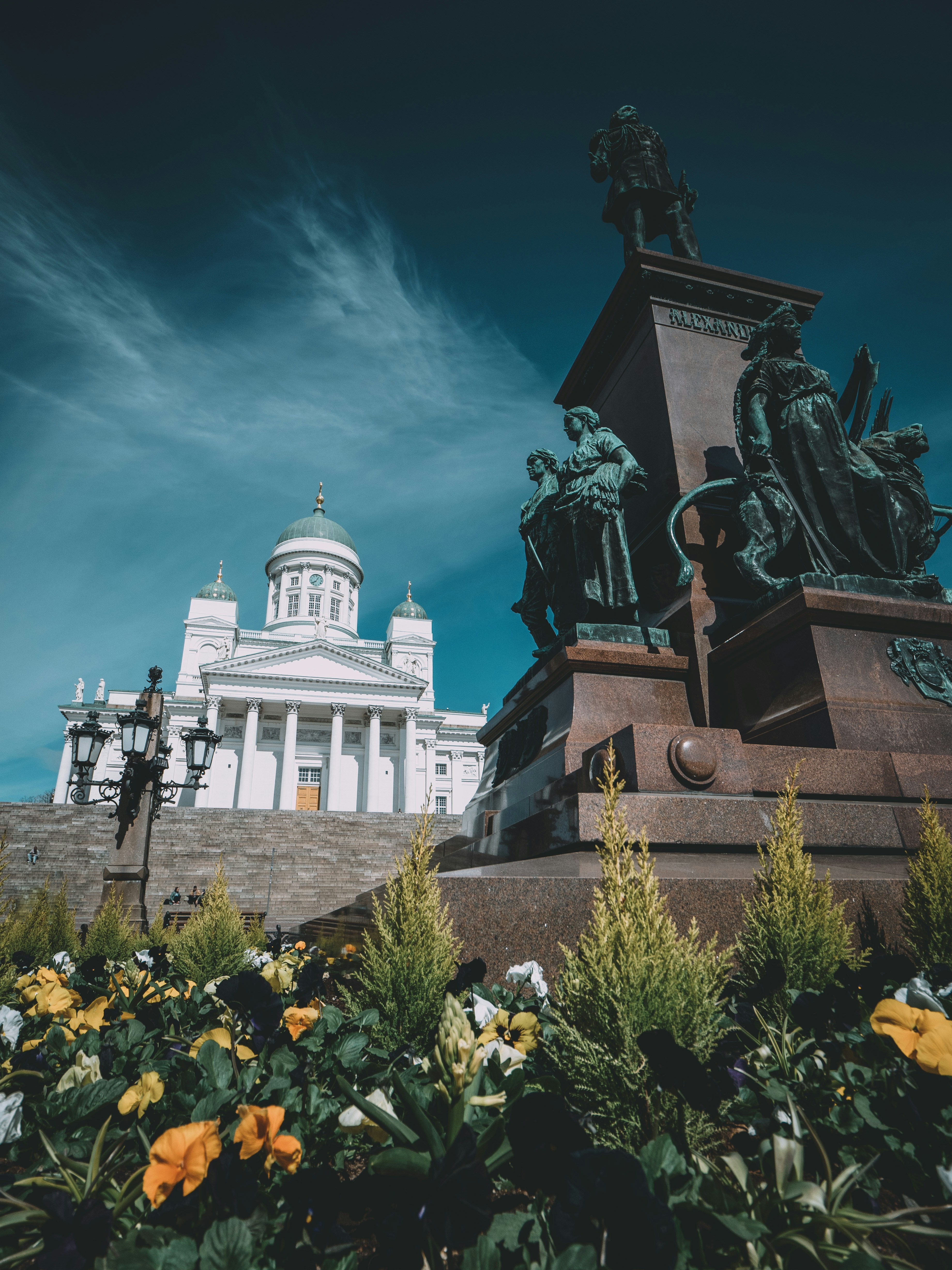edificio in cemento bianco e marrone