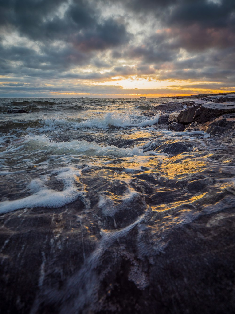 ocean waves crashing on rocks during daytime