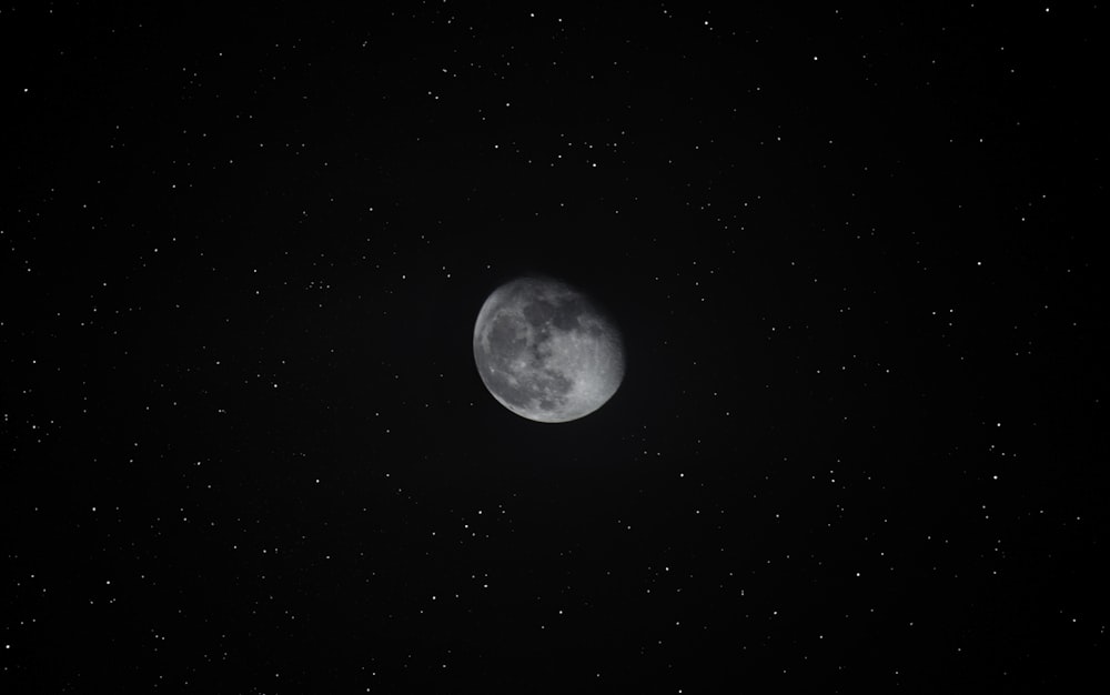 空に浮かぶ満月