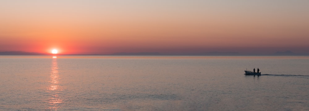 ciel bleu au-dessus de la mer