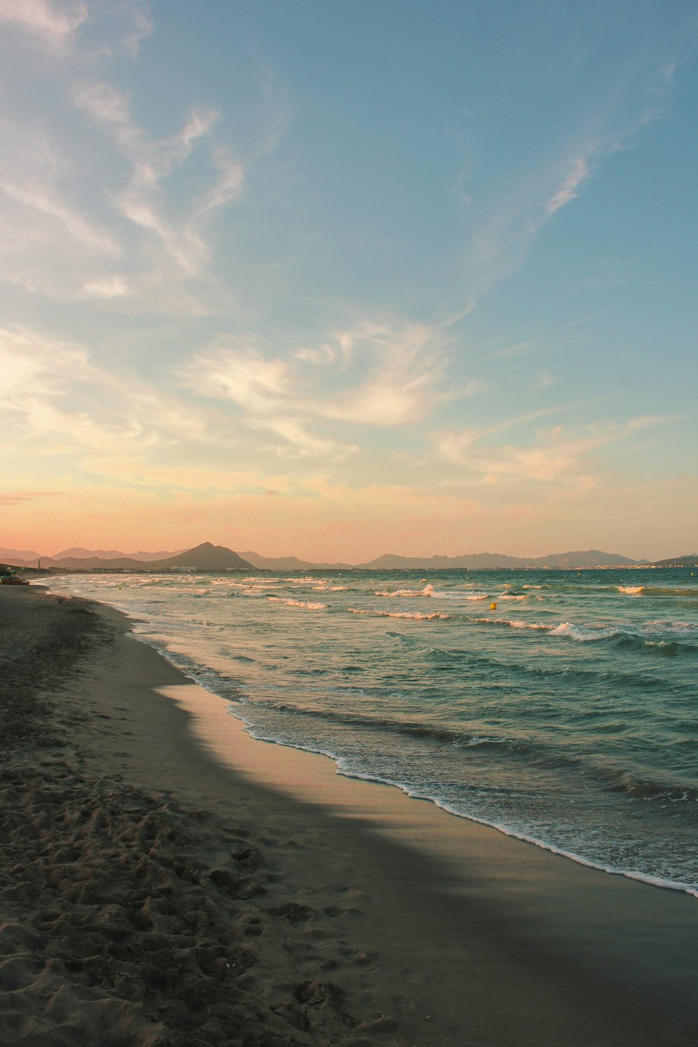 vagues de mer s’écrasant sur le rivage au coucher du soleil