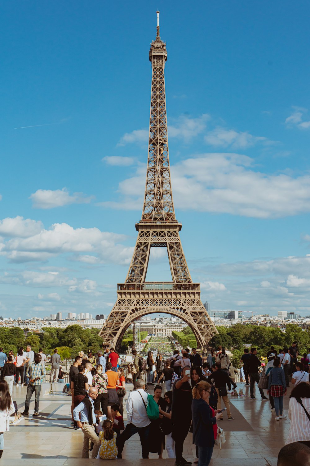 Personnes debout près de la Tour Eiffel pendant la journée