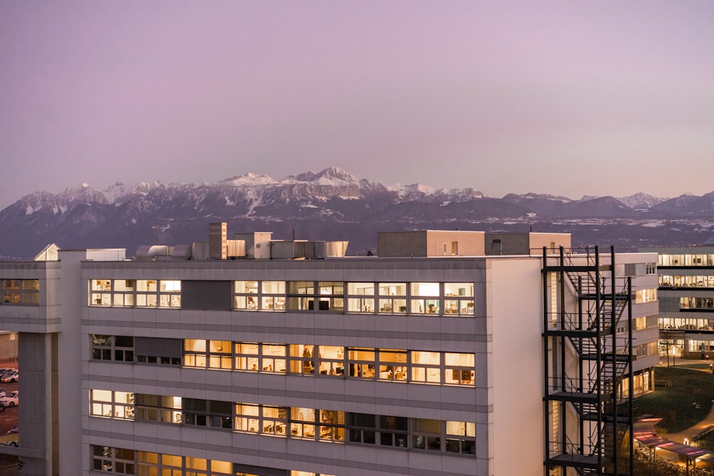 edifício de concreto branco e marrom perto da montanha durante o dia