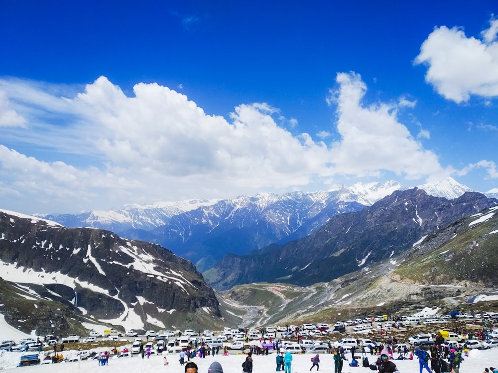 personnes sur une montagne enneigée pendant la journée