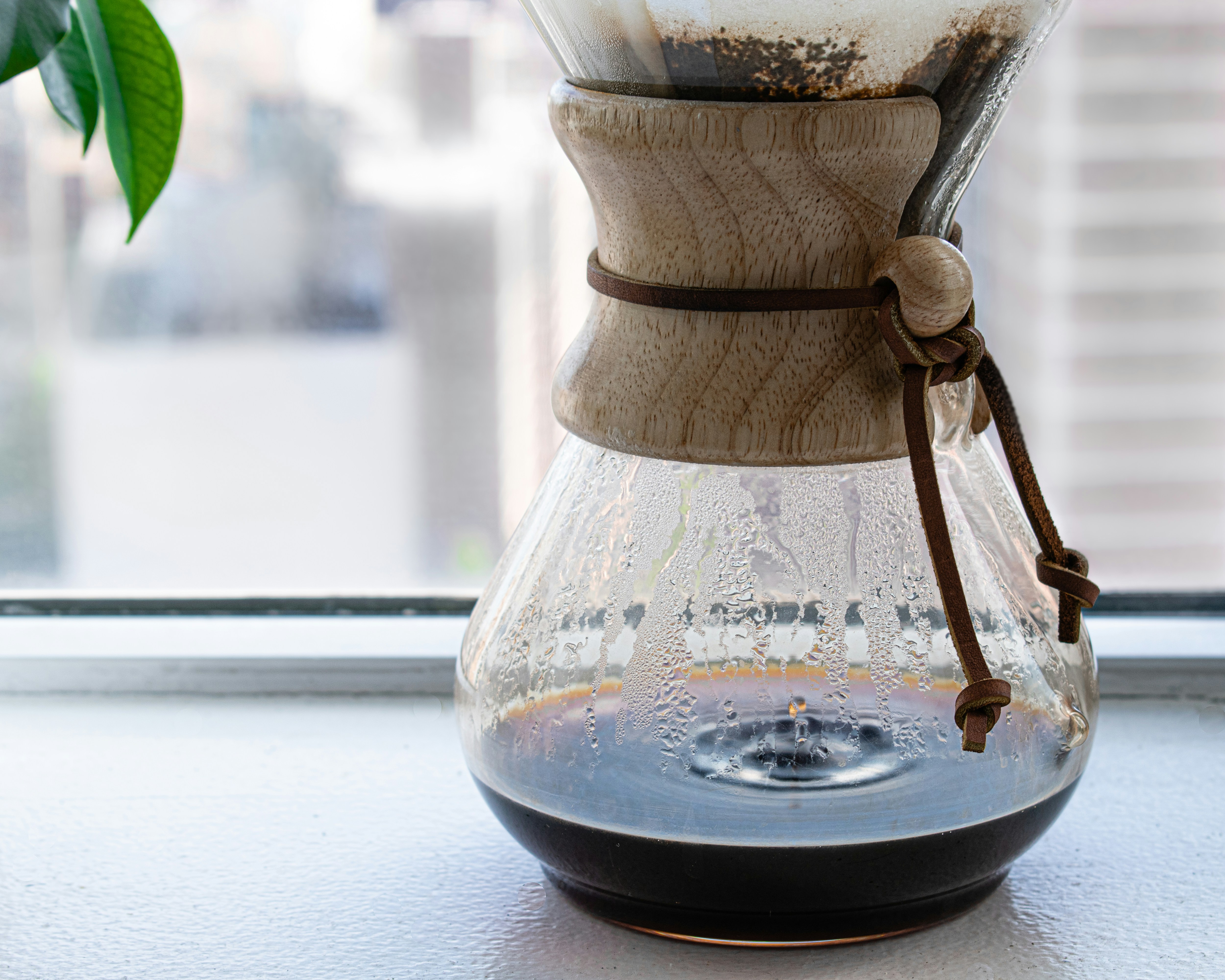 Récipient en verre transparent avec support en bois brun