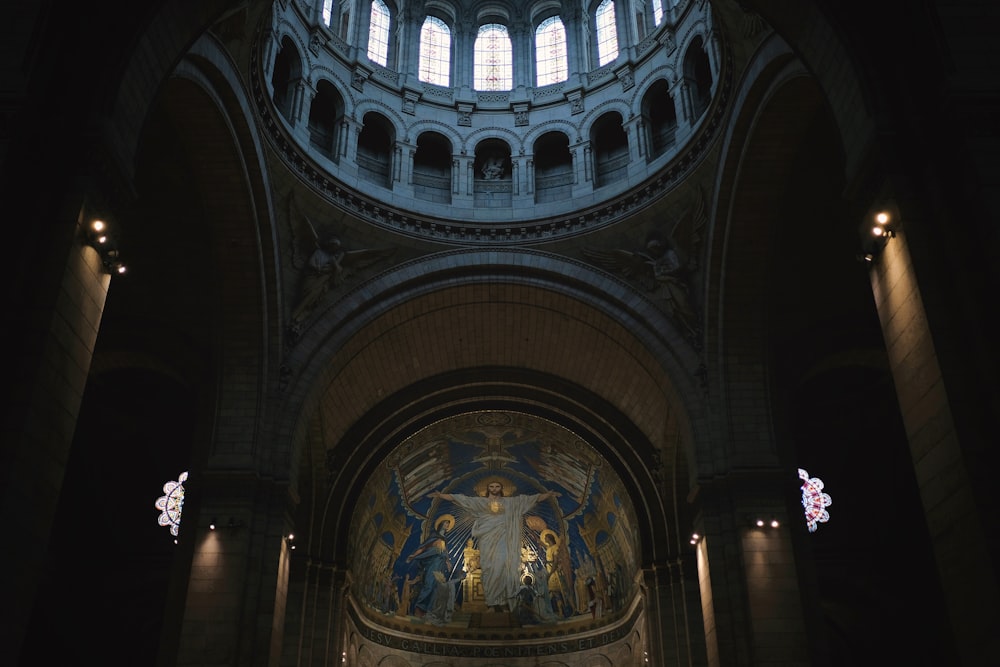 Vista angolare bassa del soffitto della cattedrale