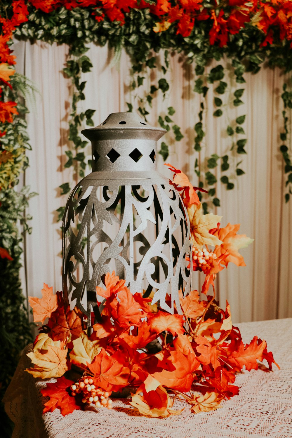 rote Blumen in weißer und schwarzer Blumenvase