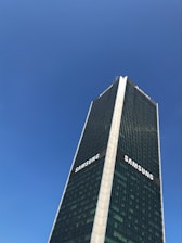Exterior view of Samsung Service Center Al Rumailah with clear signage and welcoming entrance.