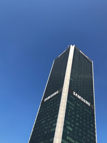 Exterior view of Samsung Service Center Al Rumailah with clear signage and welcoming entrance.