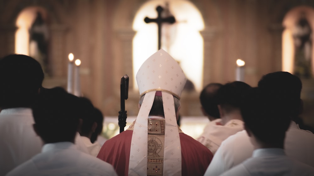 Gente vestida con trajes tradicionales blancos y rojos