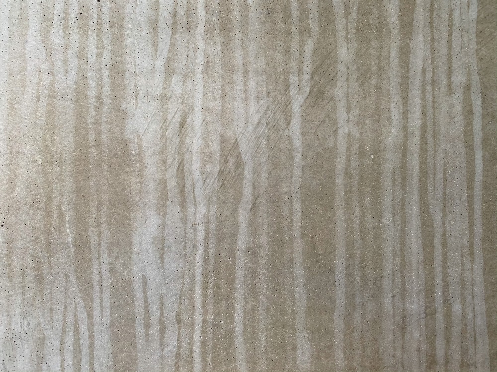 superficie in legno marrone e grigio