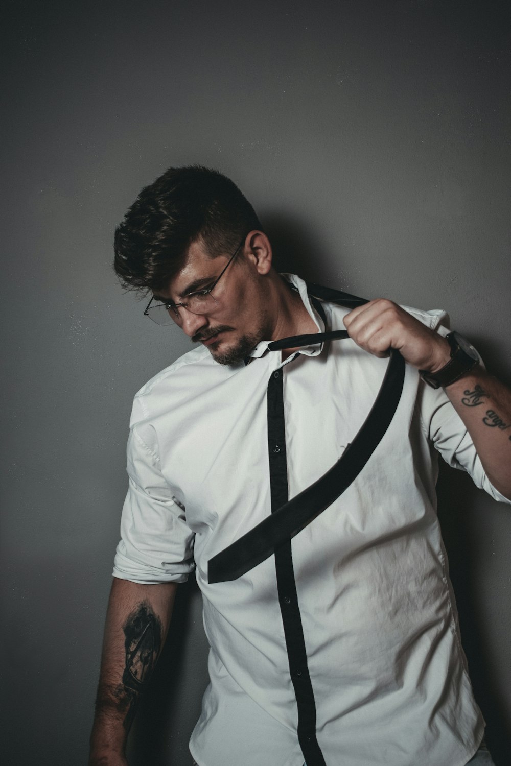 Foto Hombre con camisa blanca abotonada con corbata negra – Imagen Rumania  gratis en Unsplash