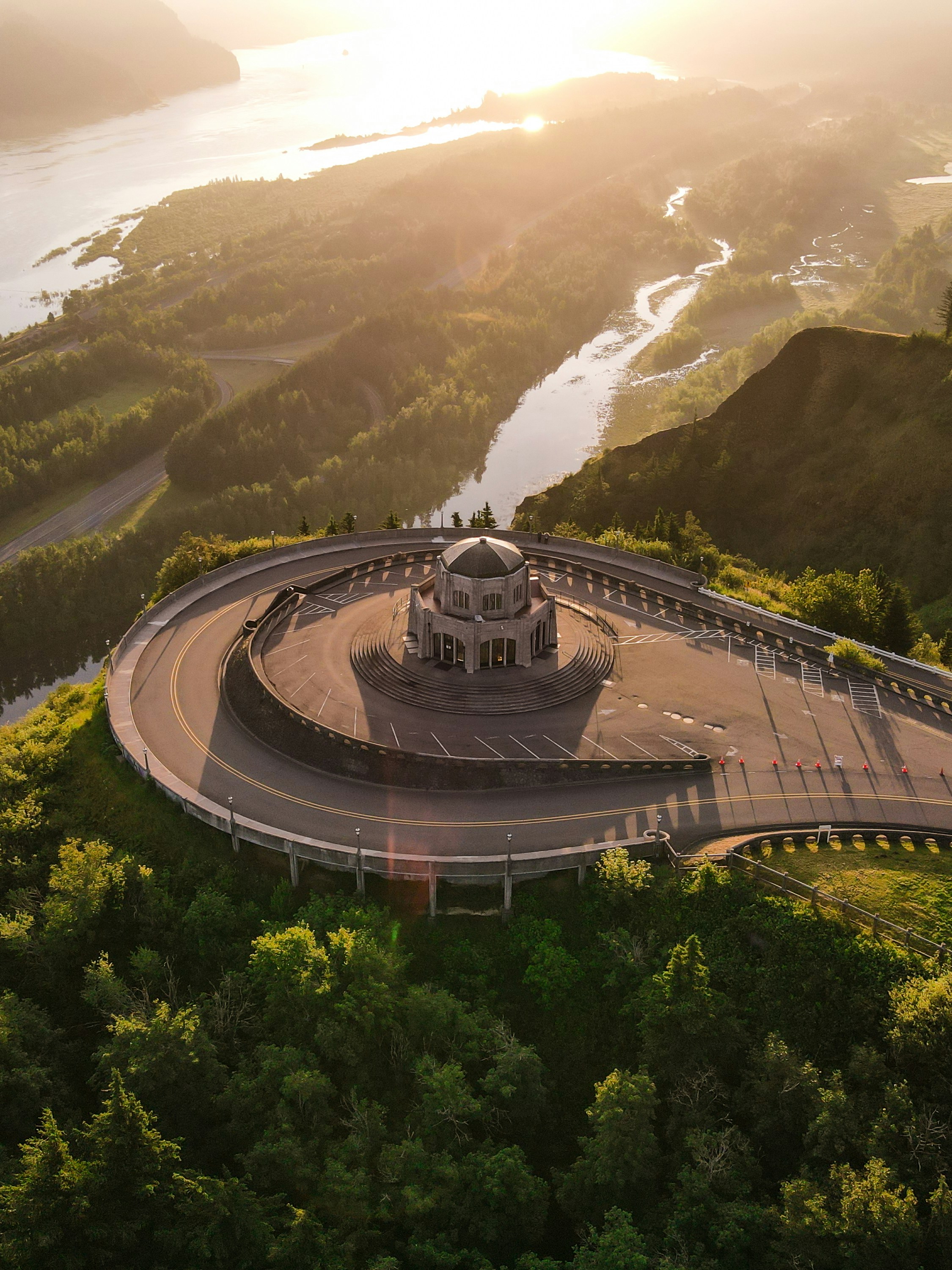 낮 동안 푸른 나무와 산의 공중보기