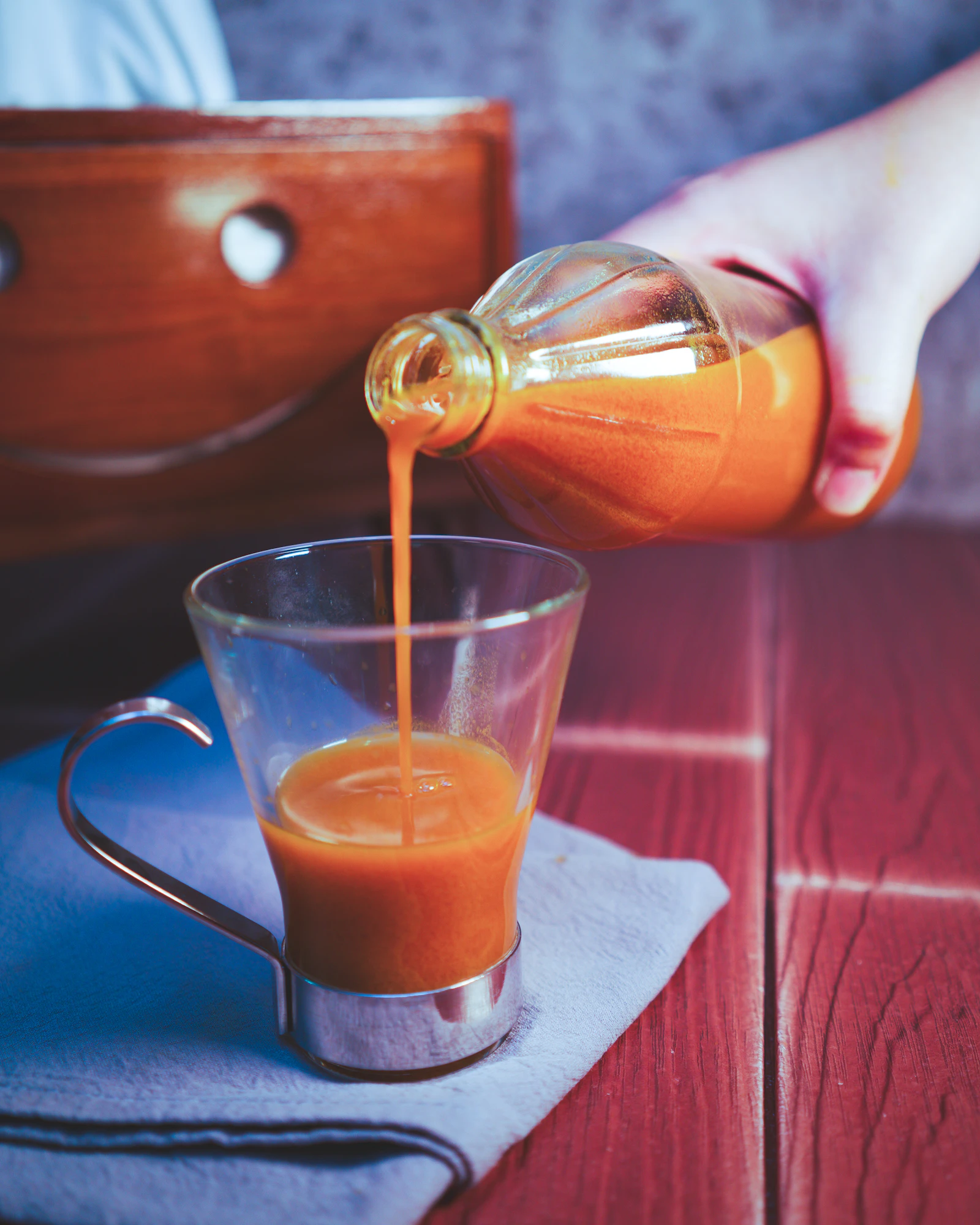Jamu kunyit dituang dari botol ke gelas