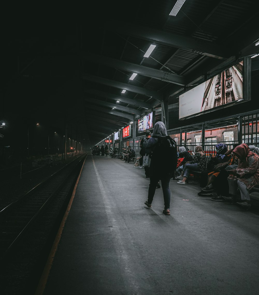 Personas que caminan por la acera durante la noche