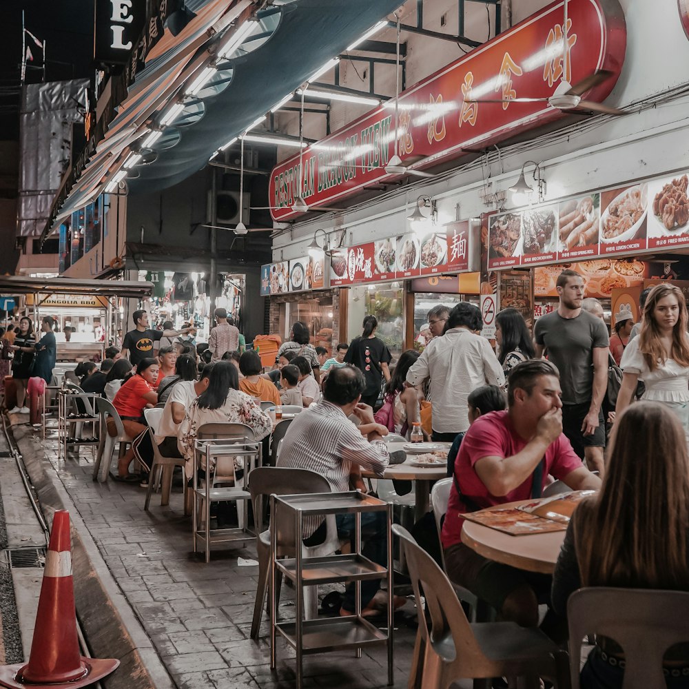 pessoas sentadas na cadeira no restaurante