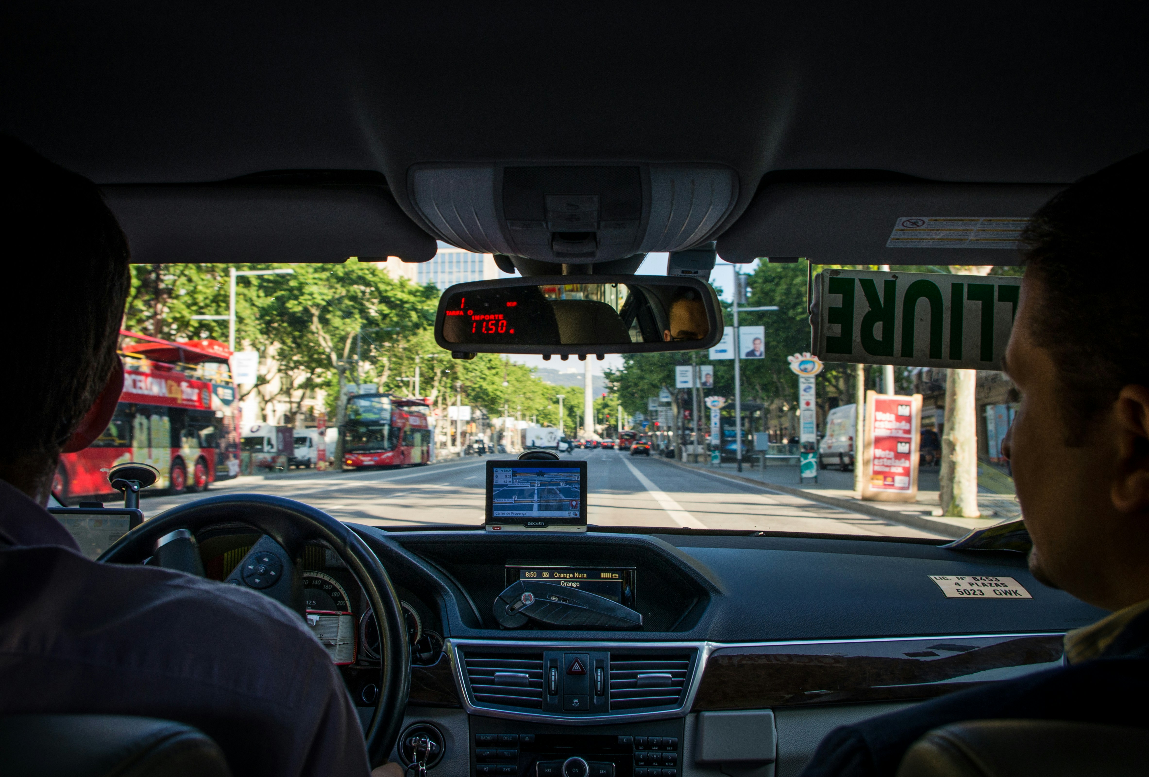 Schwarzer Autoinnenraum tagsüber