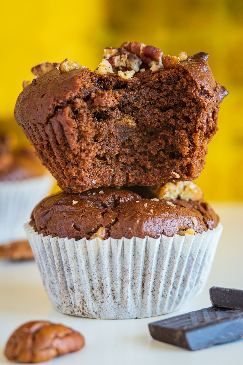 cupcake de chocolate no prato de papel branco