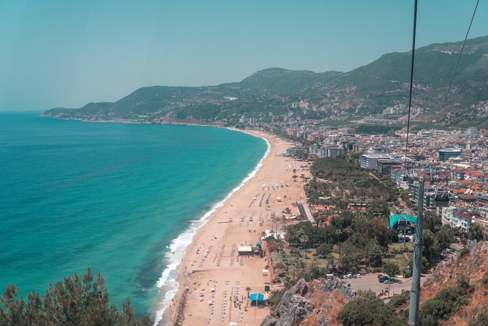 pessoas na praia durante o dia