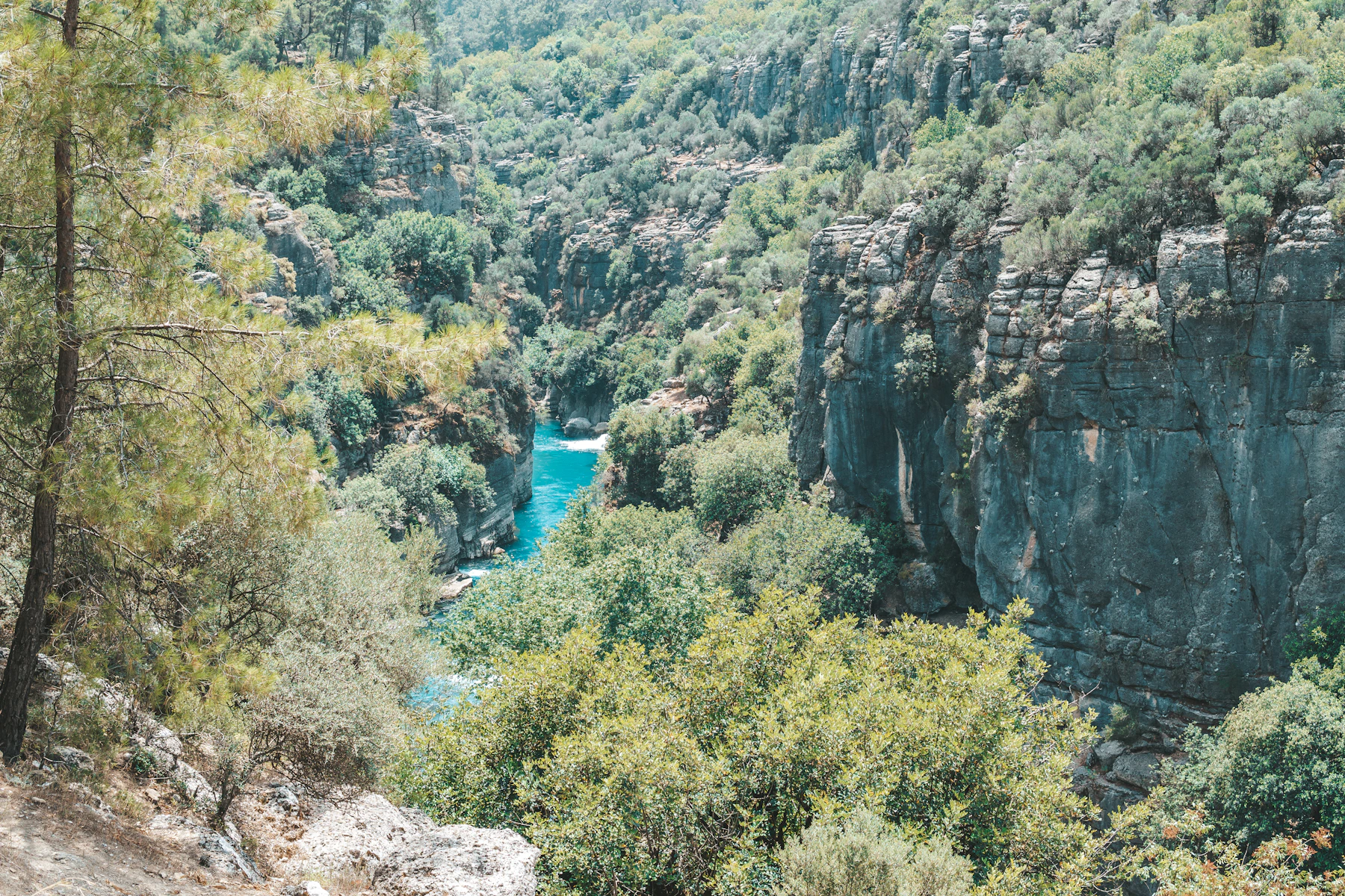 Antalya kıyılarında deniz ve şehir manzarası