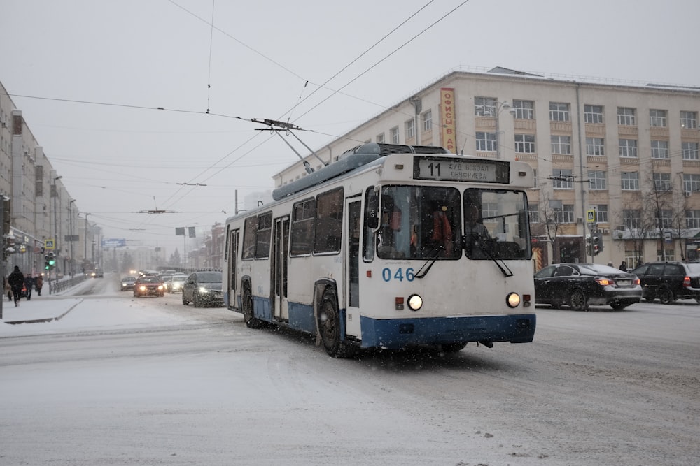 tram blu e bianco su strada durante il giorno