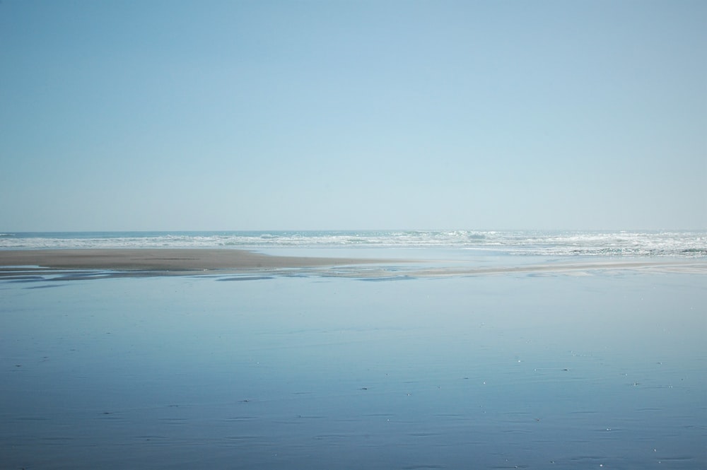 ocean waves crashing on shore during daytime