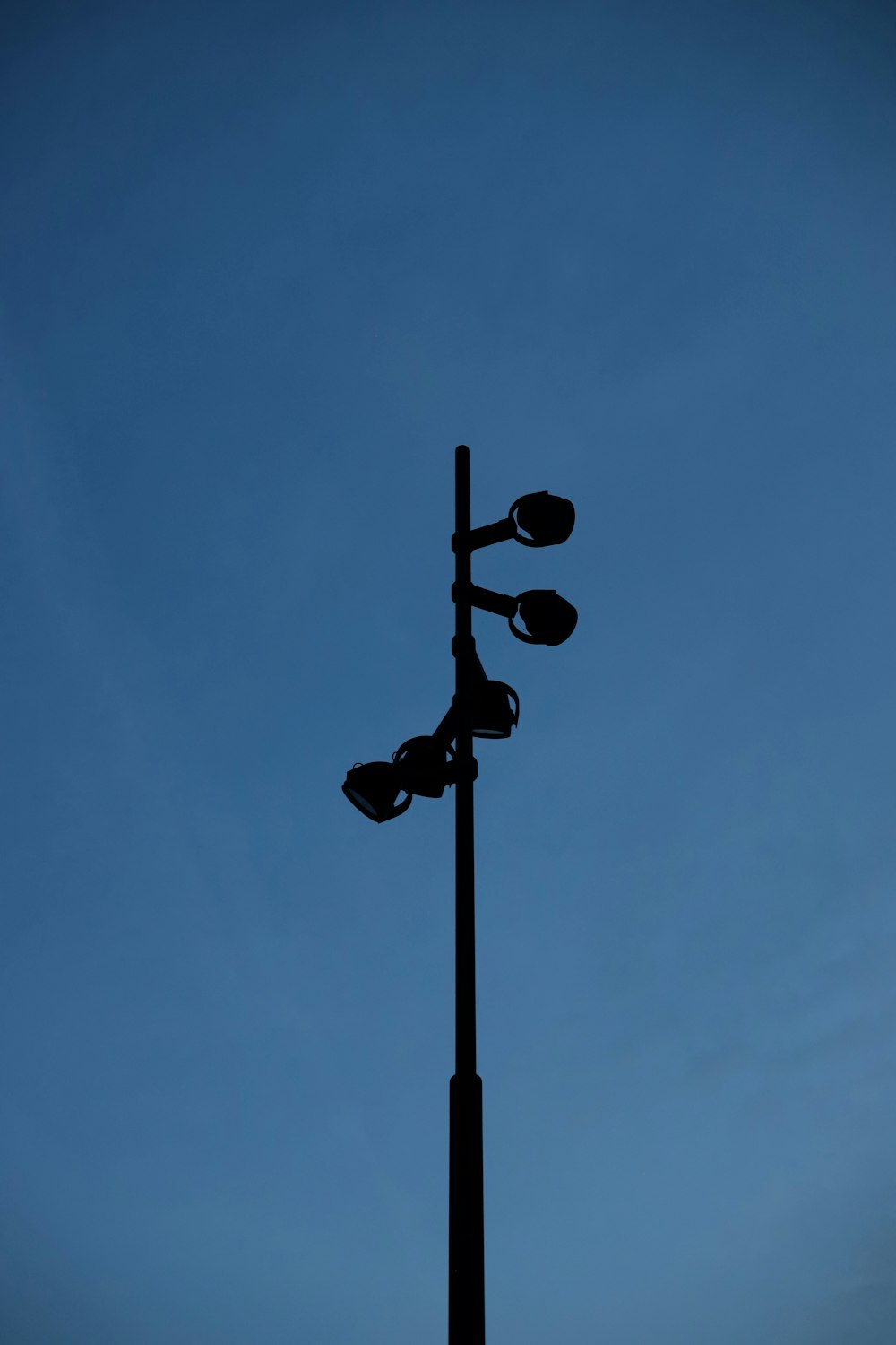 lampadaire noir sous ciel bleu