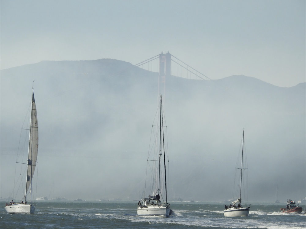 霧の中の海上の白い帆船