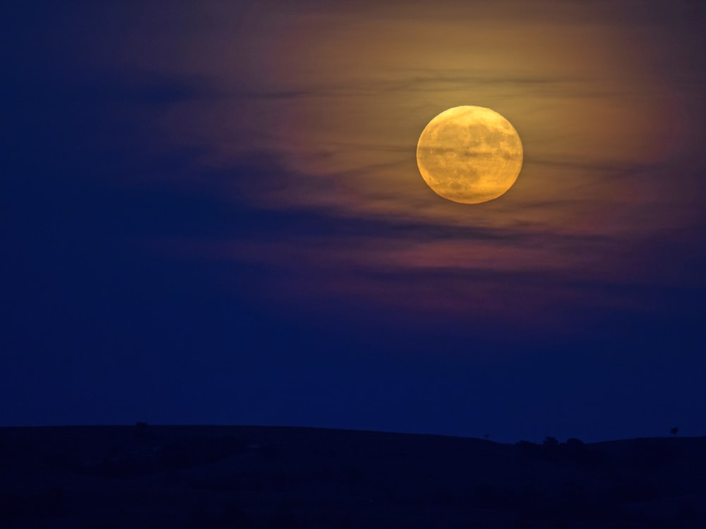 Luna llena sobre la montaña