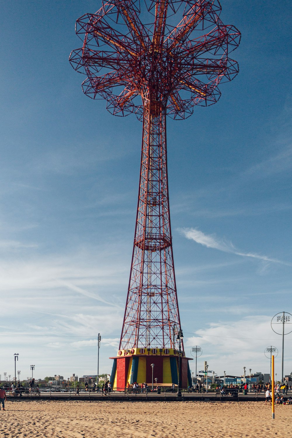 Rotes und schwarzes Riesenrad tagsüber unter blauem Himmel