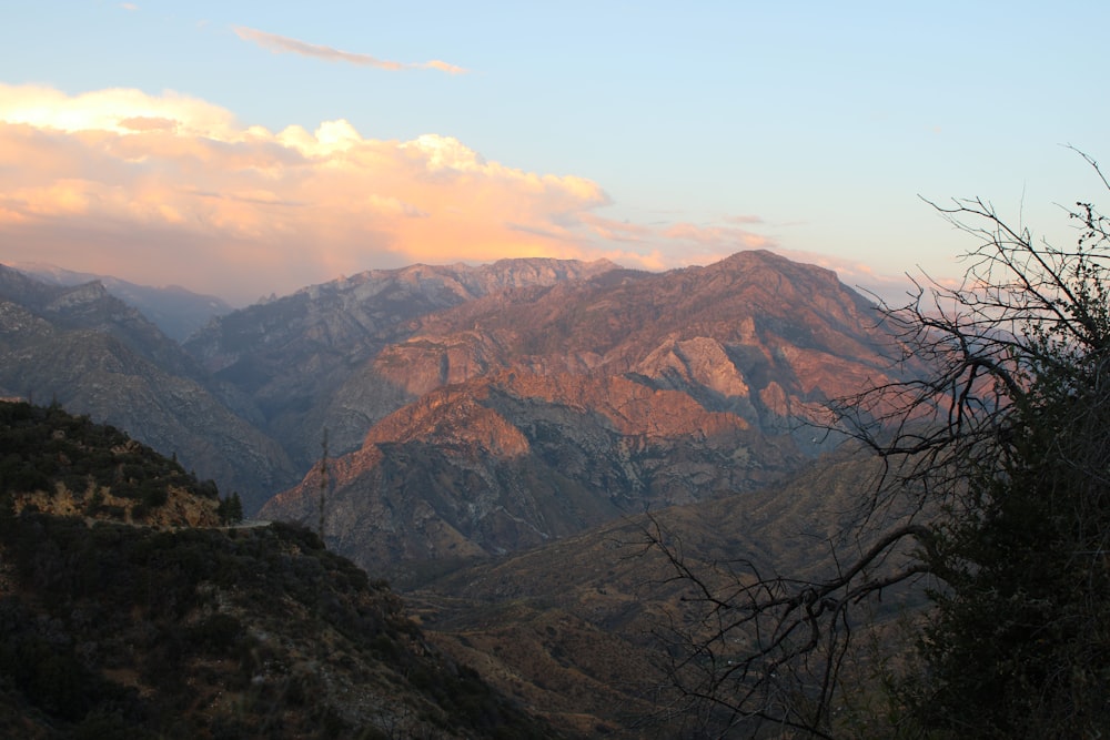 montanhas marrons sob o céu azul durante o dia