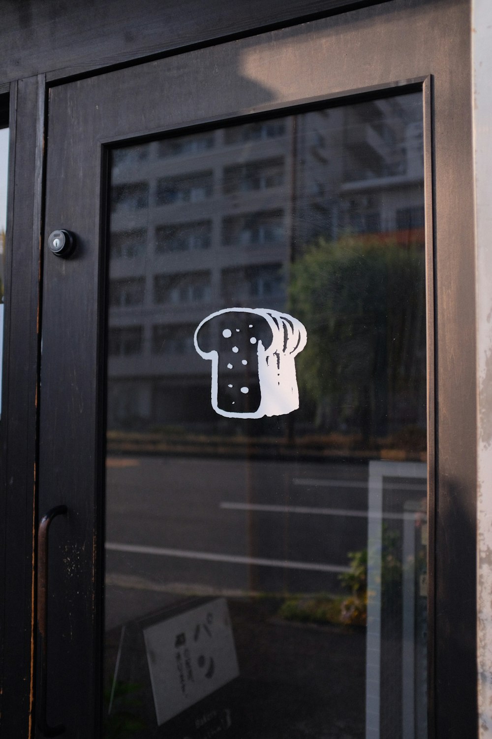 Fenêtre en verre encadrée en bois noir