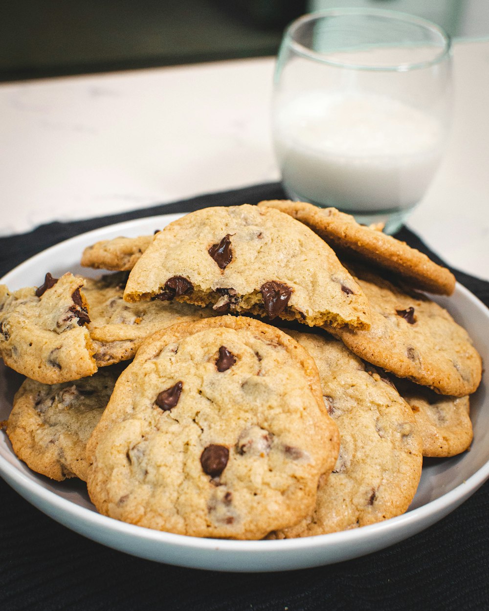 Galletas en plato de cerámica blanca