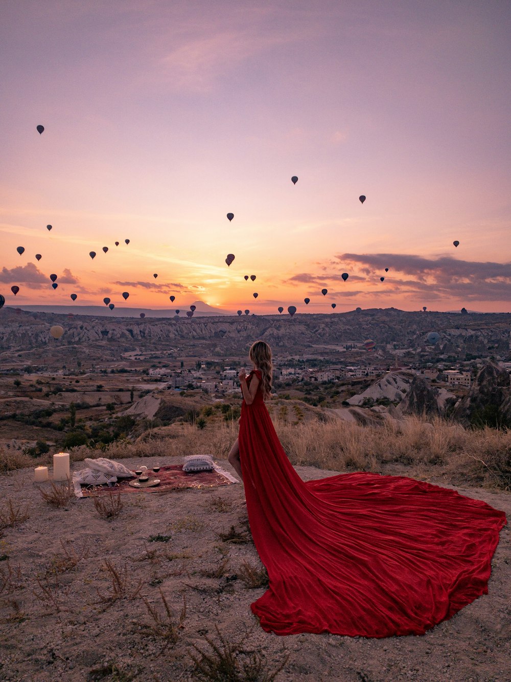 Frau in rotem Kleid tagsüber auf braunem Feld