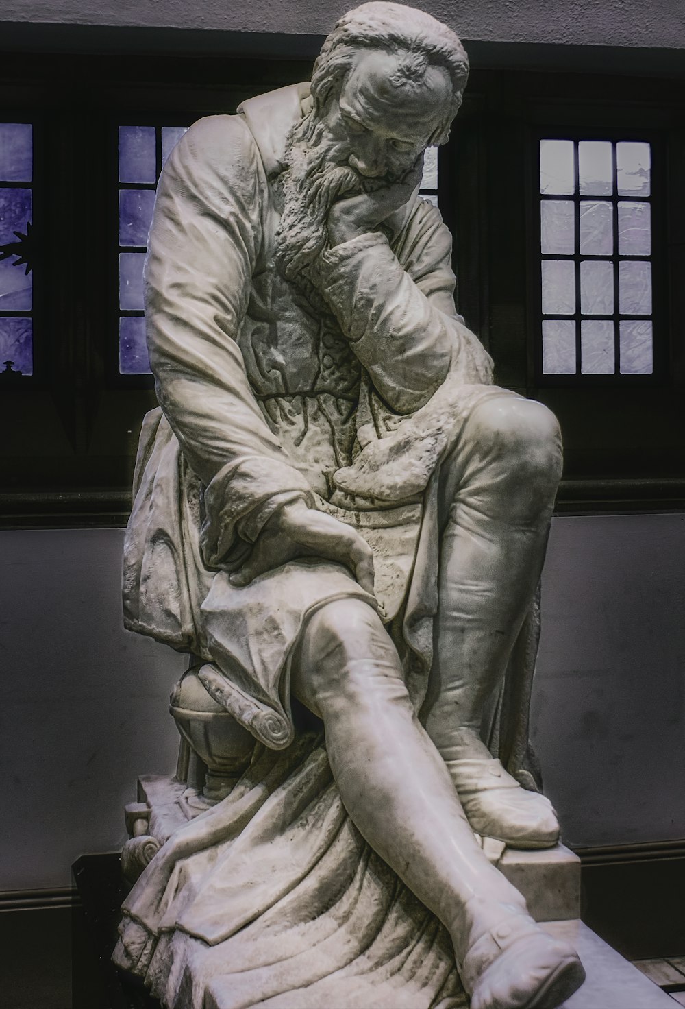 Estatua de mujer vestida en fotografía en escala de grises