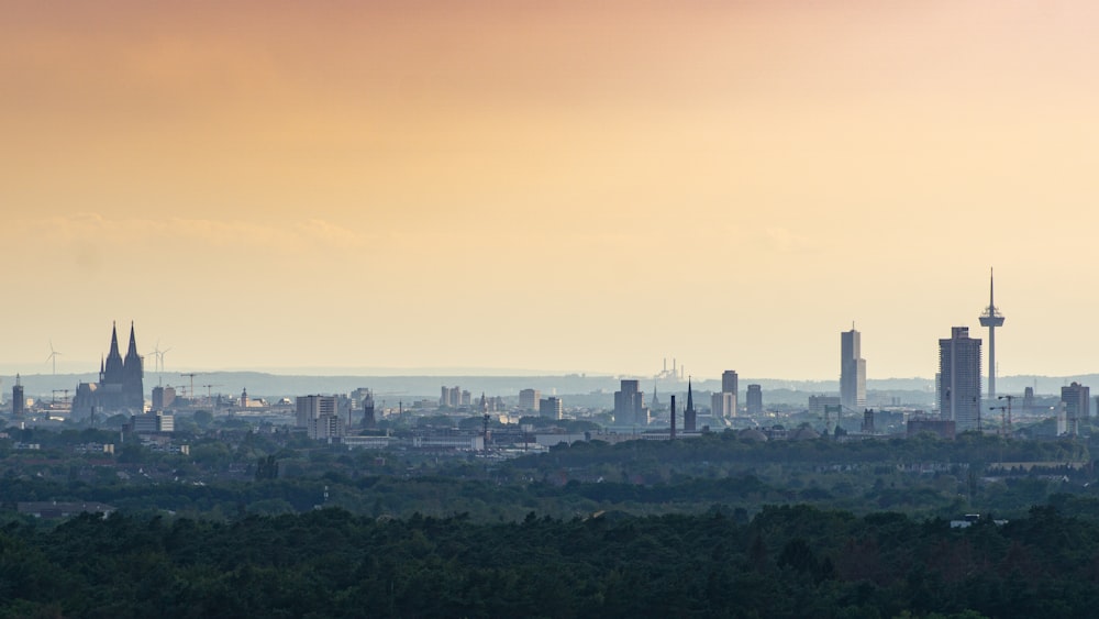 Skyline de la ville sous un ciel orangé pendant la journée