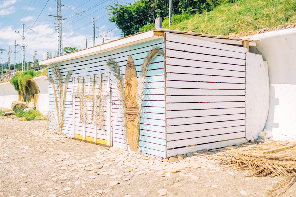 Casa de madera blanca cerca de árboles verdes durante el día