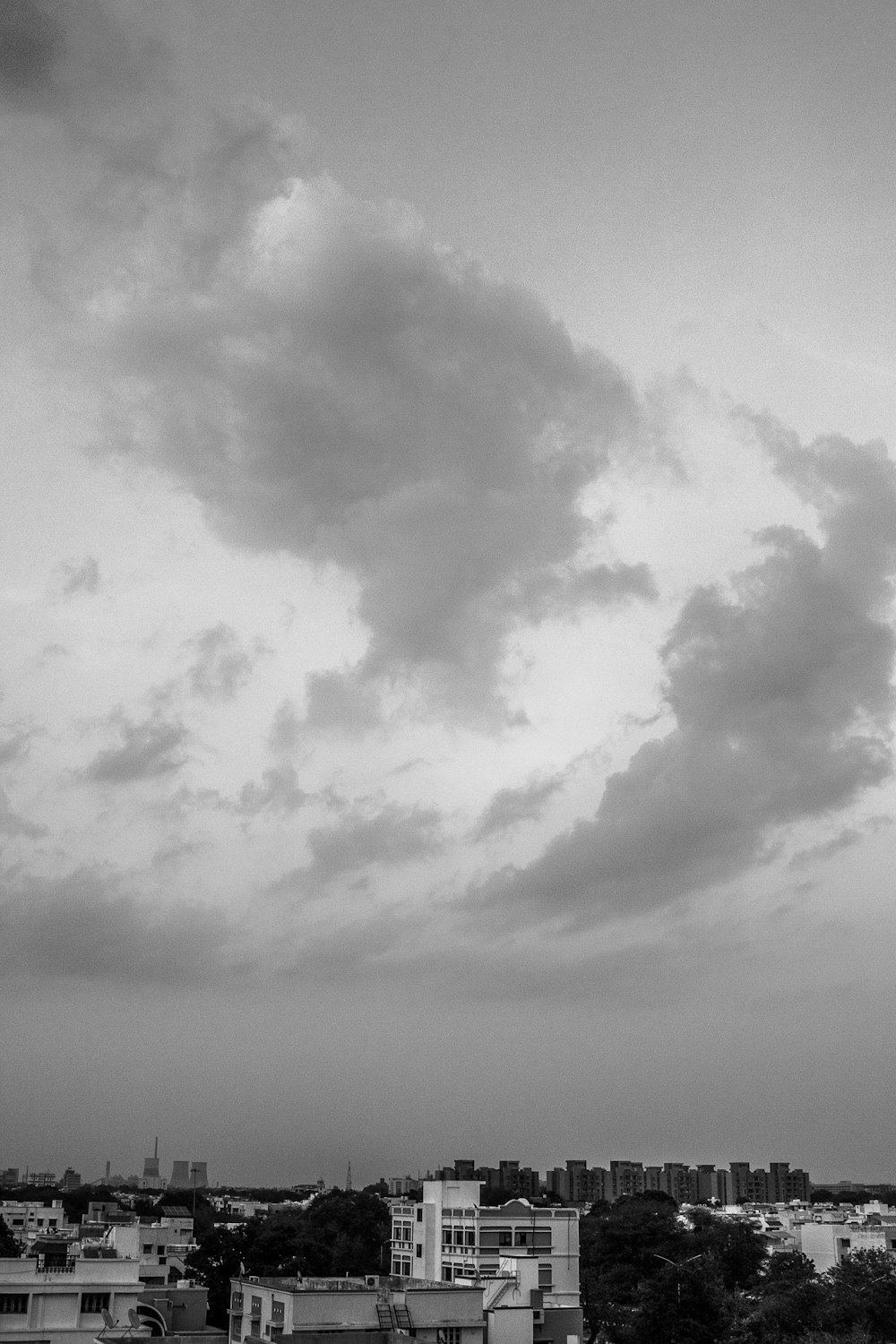 Photo en niveaux de gris de nuages dans le ciel