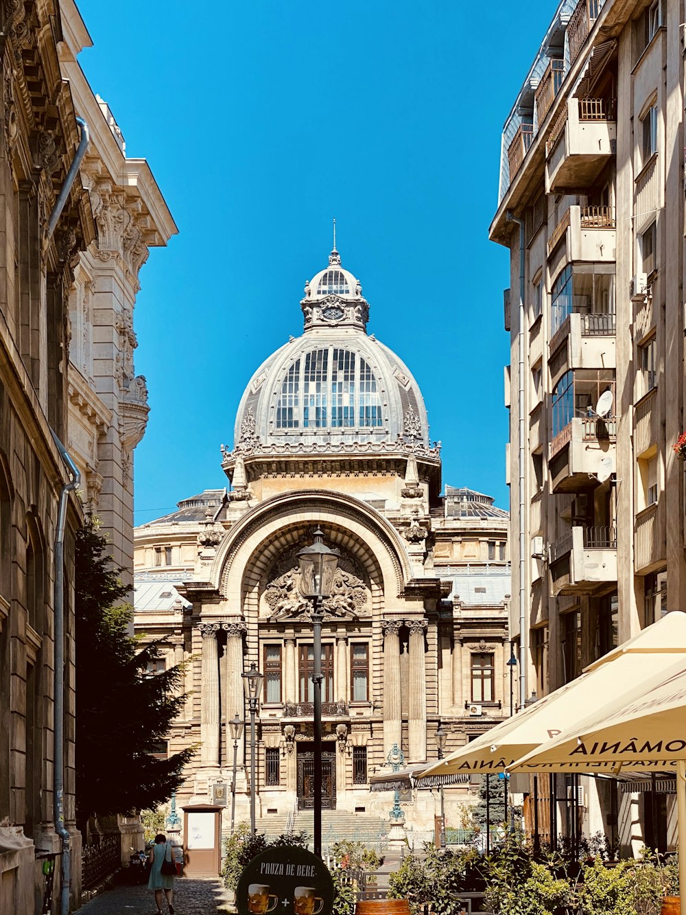 Edificio de hormigón blanco durante el día