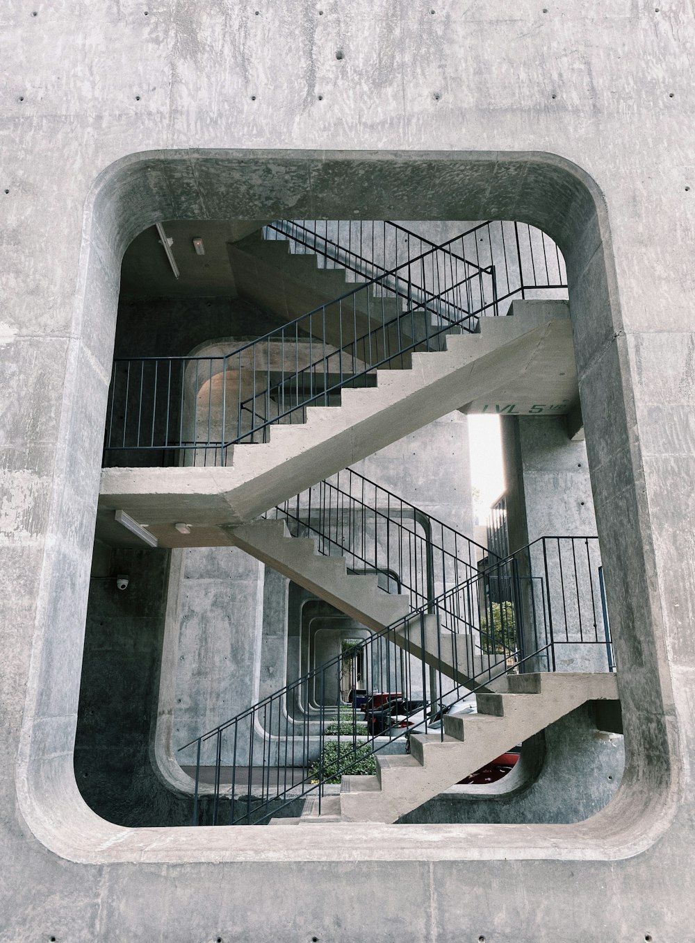 escada de concreto cinza com grades de metal cinza