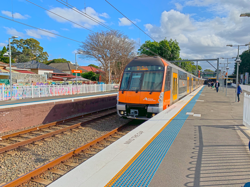 Tren azul y amarillo en la vía férrea durante el día