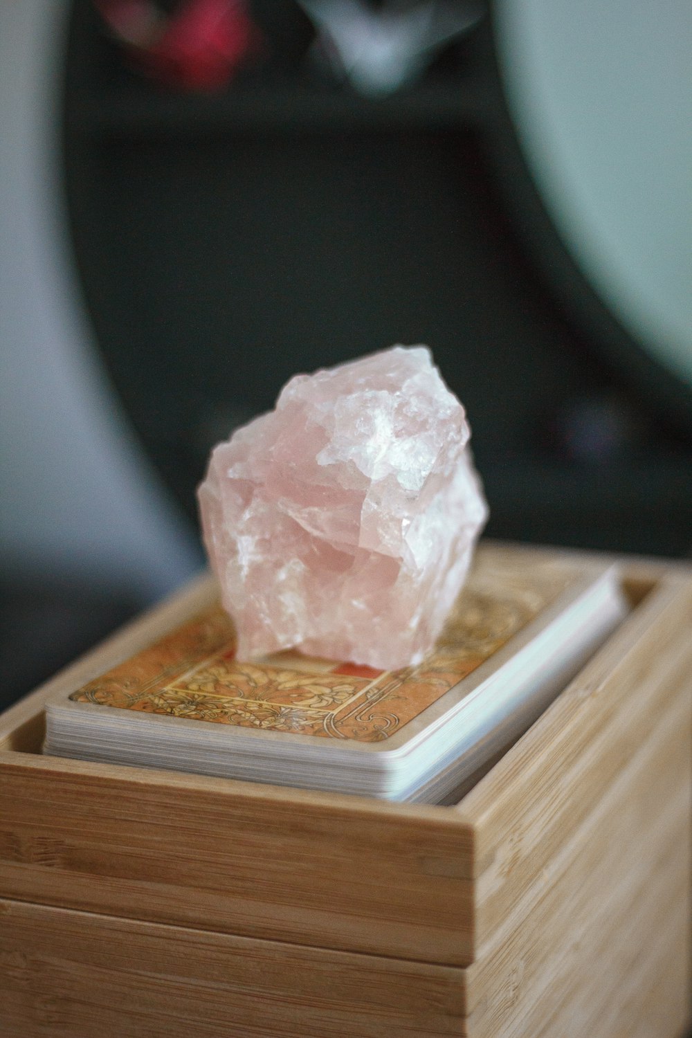 weißer Kristall auf braunem Holztisch