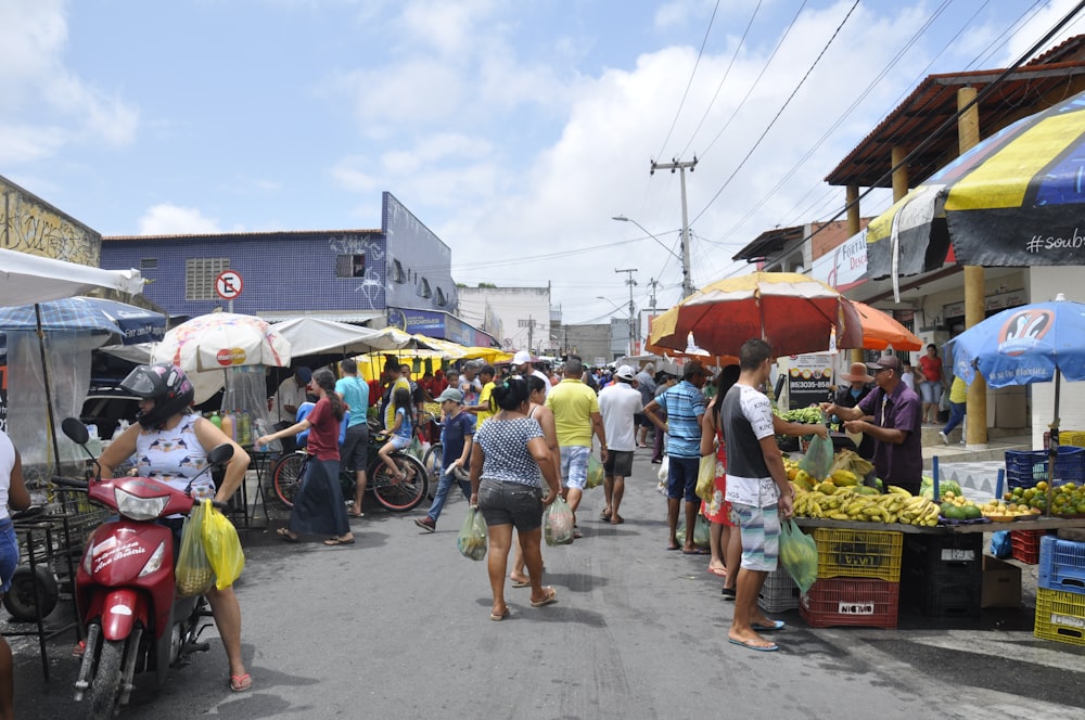 Personas que caminan por la calle durante el día