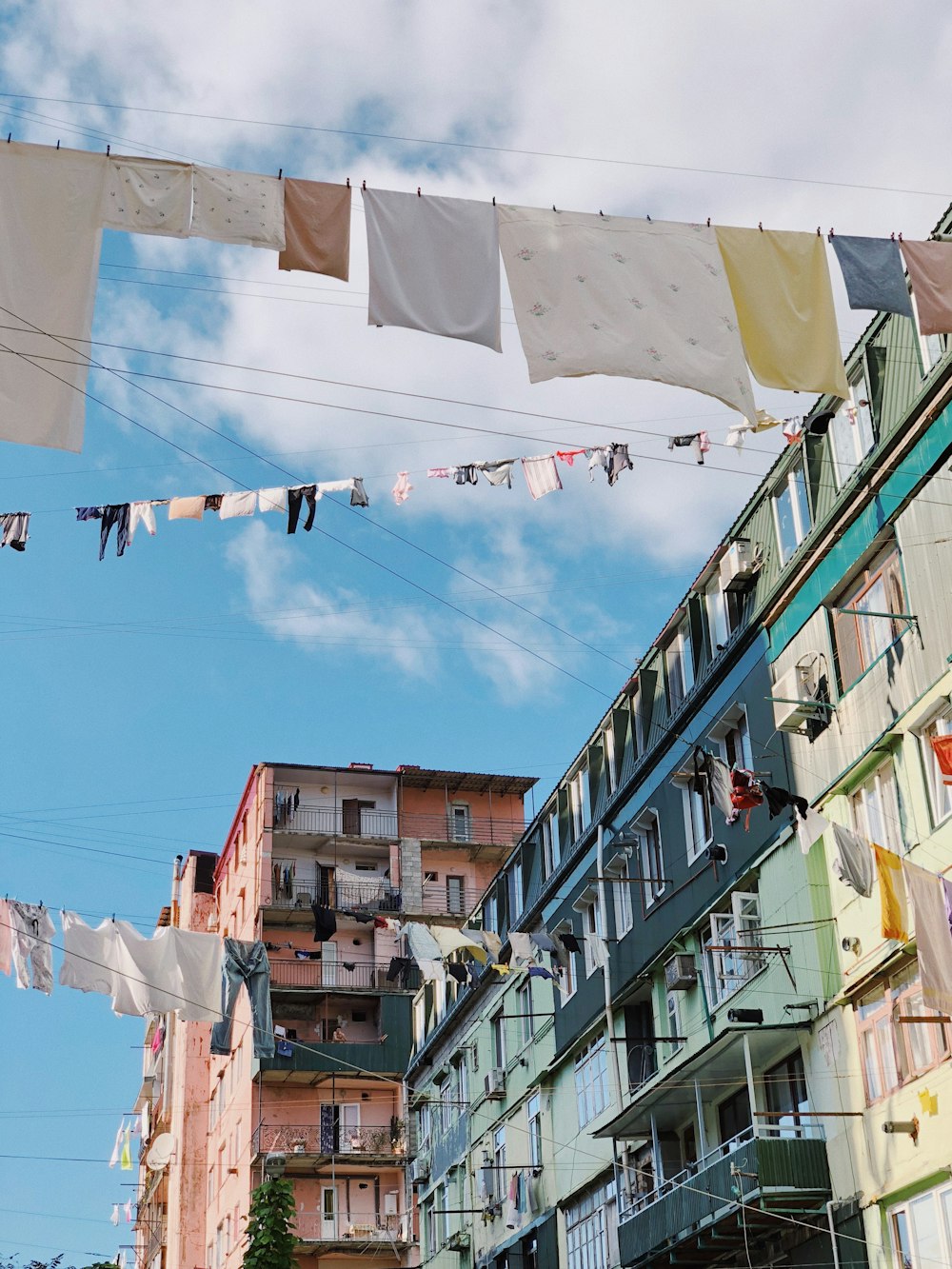 Edificio de hormigón blanco y marrón bajo el cielo azul durante el día