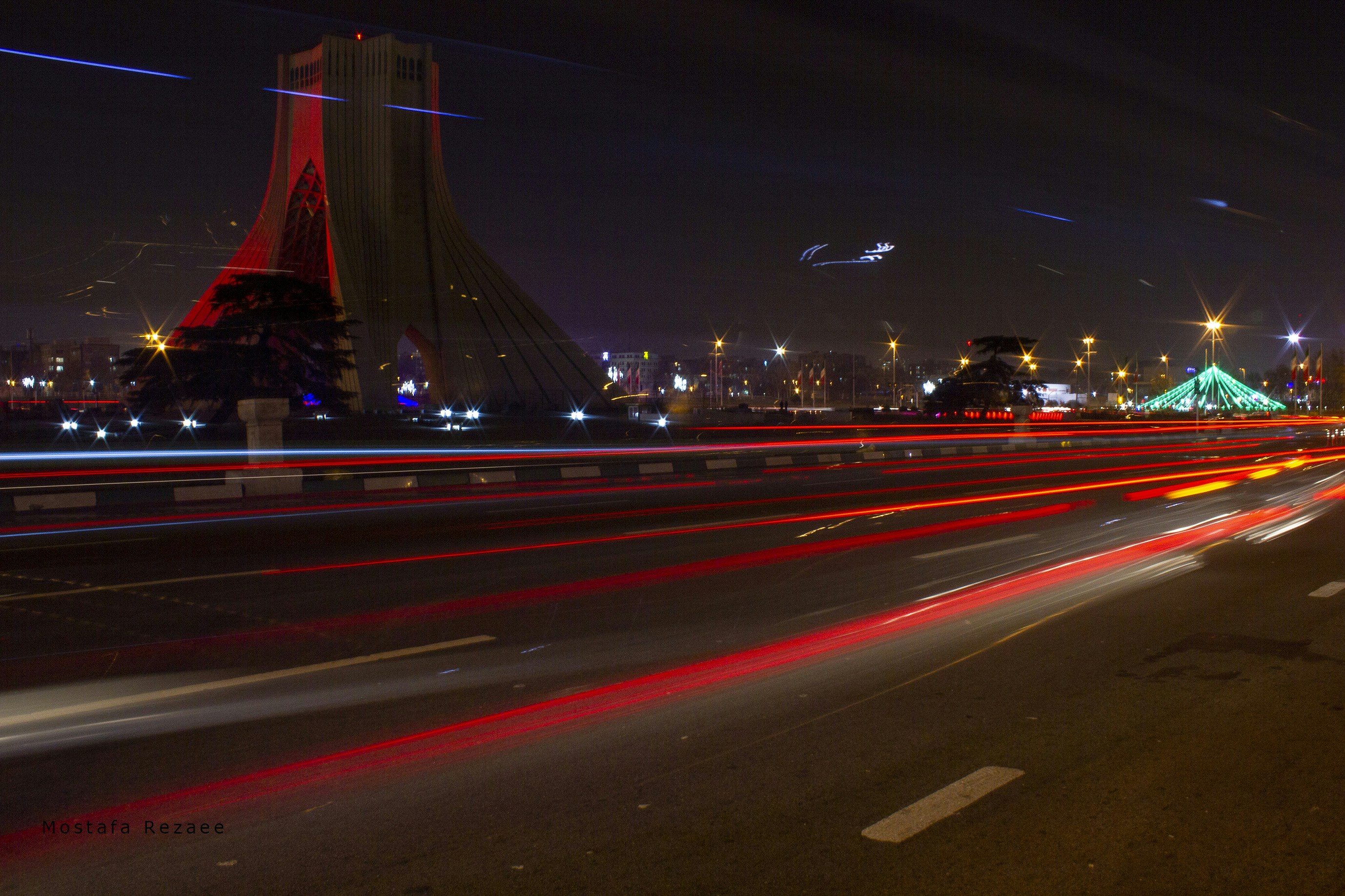 Autos auf der Straße während der Nachtzeit