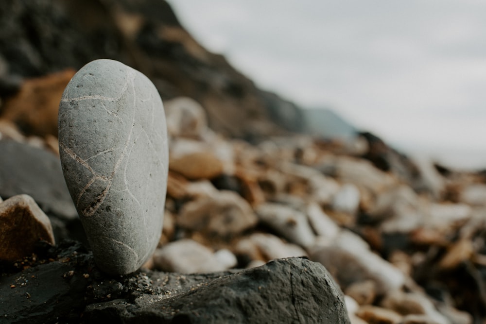 pedra cinzenta na rocha preta