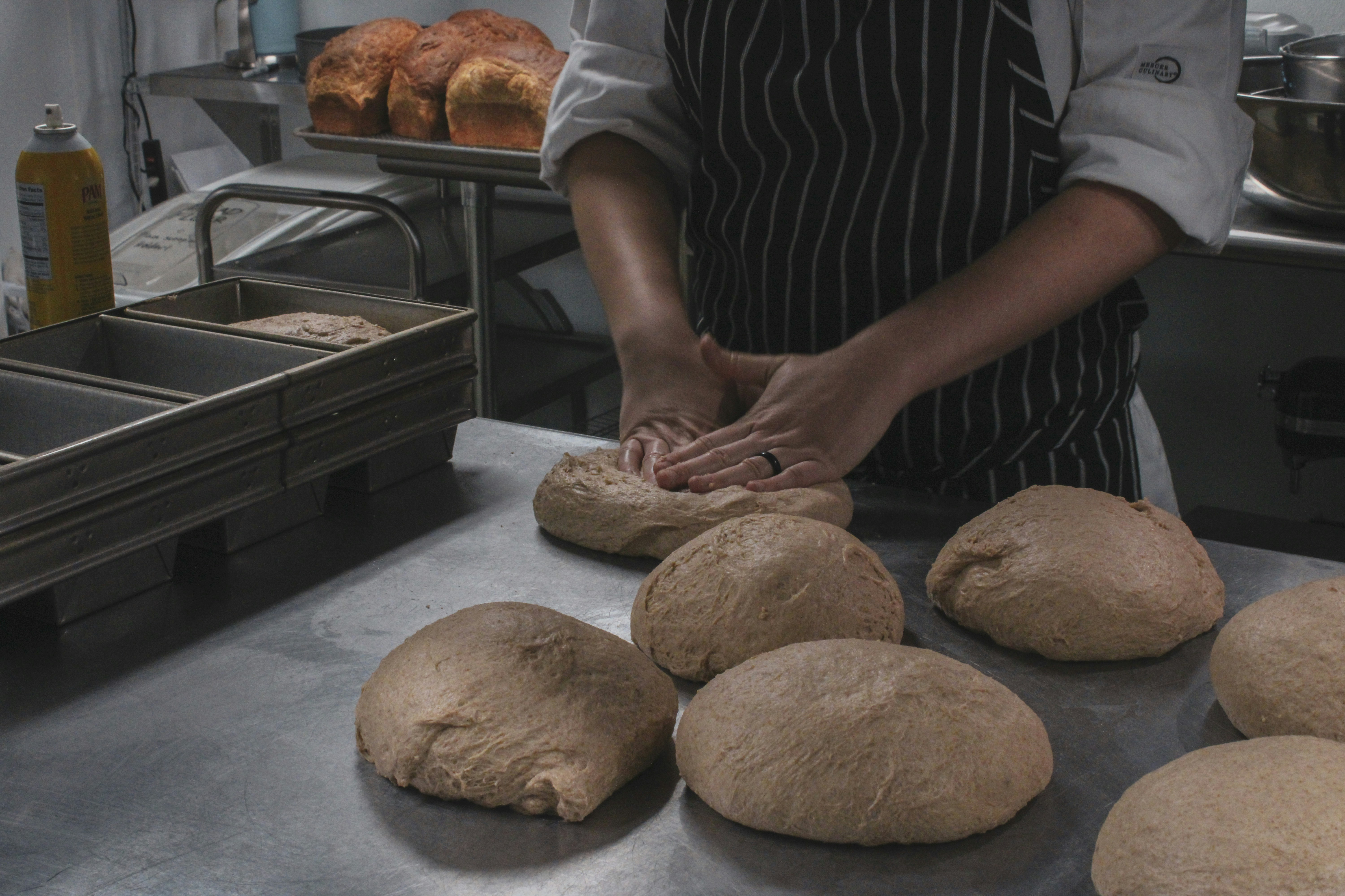 Boulanger travaillant la pâte